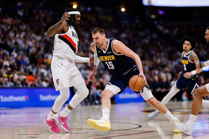 Nikola Jokić, Denver Nuggets | Nikola Jokić je k deveti zaporedni zmagi Denver Nuggetsov prispeval trojni dvojček. | Foto Reuters