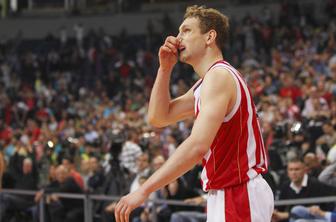 Begić praznih rok v Pireju, Blažič nemočen pri Nachbarju