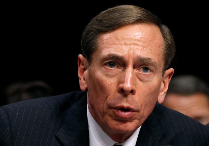 Predsednika vlade Mira Cerarja je obiskal predsednik uprave KKR David Petraeus, nekdanji direktor ameriške obveščevalne službe CIA. | Foto: Reuters