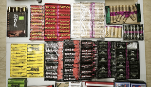 Po streljanju na balkonu Postojnčanu zasegli naboje in pirotehniko