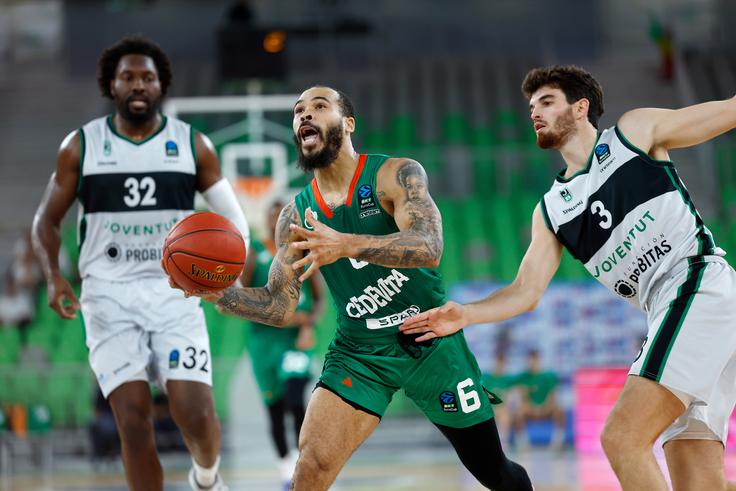 Cobbs je v podaljšku držal stik Olimpije s Španci, ki so prehiteli sireno in odpeljali zmago. | Foto: www.alesfevzer.com