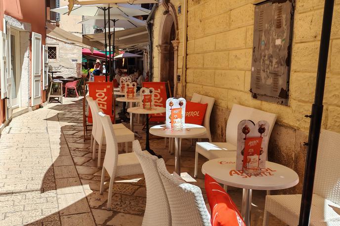 Poreč cene bar | Kadarkoli smo se sprehodili mimo, je bil bar prazen.  | Foto K. M.