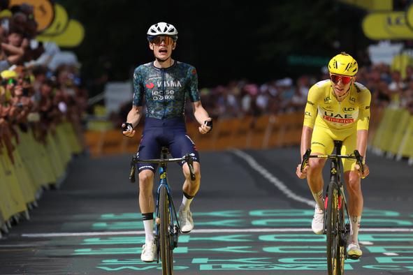 Pogačar napadal, a mu je Vingegaard zadal protiudarec, padec Rogliča