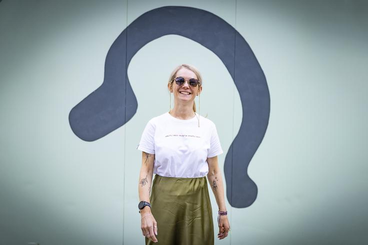 Na potovanjih se je naučila poslušati samo sebe. Če ji notranji glas govori, naj ne gre gledat priljubljene turistične destinacije, ampak naj raje obišče muzej, bo to storila. | Foto: Ana Kovač