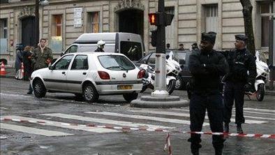 Mladi v pariškem predmestju streljali na policiste
