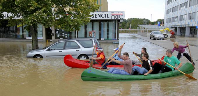 Na poplavnih območjih Ljubljane živi okrog 20 tisoč prebivalcev, največ na jugozahodnem delu občine, kjer poplavljata Ljubljanica in hudourniška Gradaščica oziroma Mali graben. | Foto: STA ,