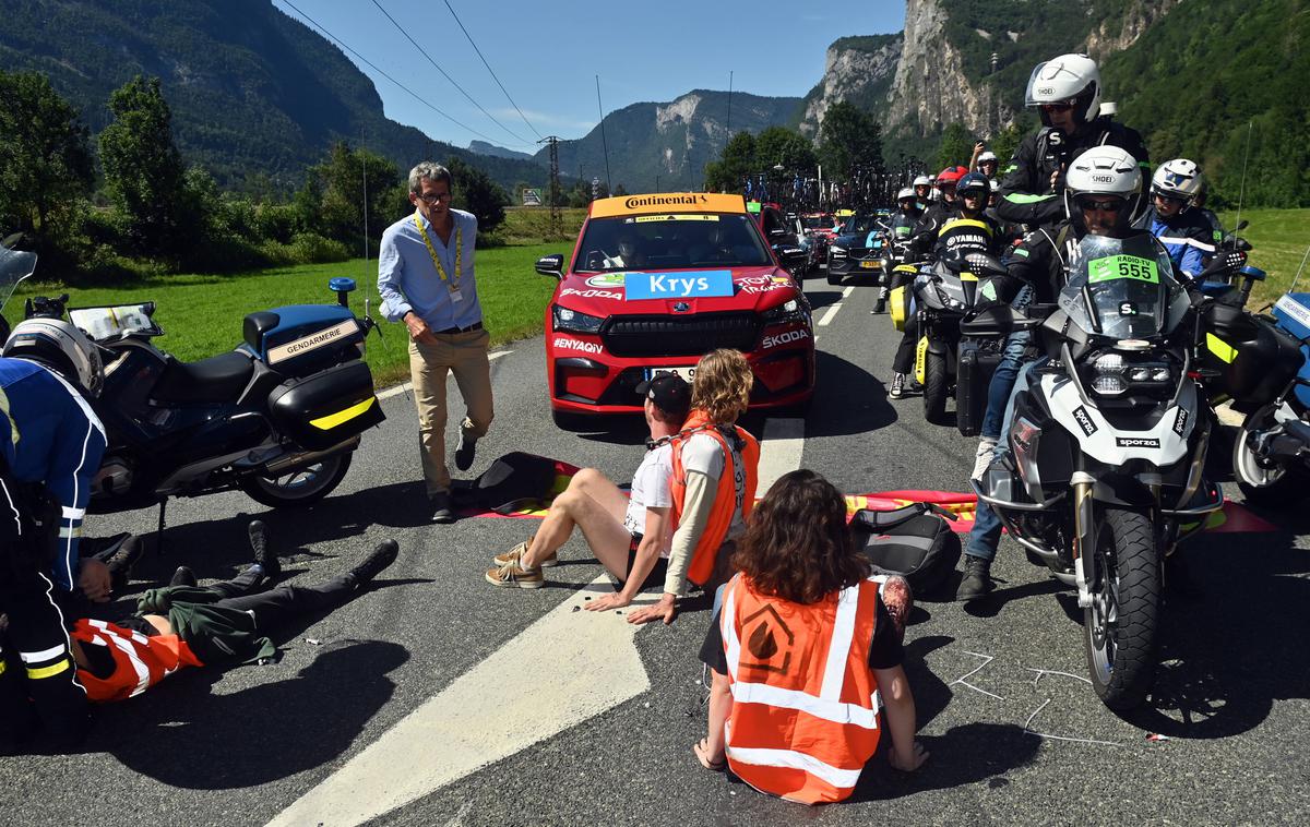Tour de France protestniki | 10. etapo Dirke po Franciji so prekinili protestniki, ki se zavzemajo za spremembo na področju energetskih virov. | Foto Guliverimage