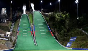 Po padcih na olimpijski generalki v Predazzu že v sredo spremembe pravil