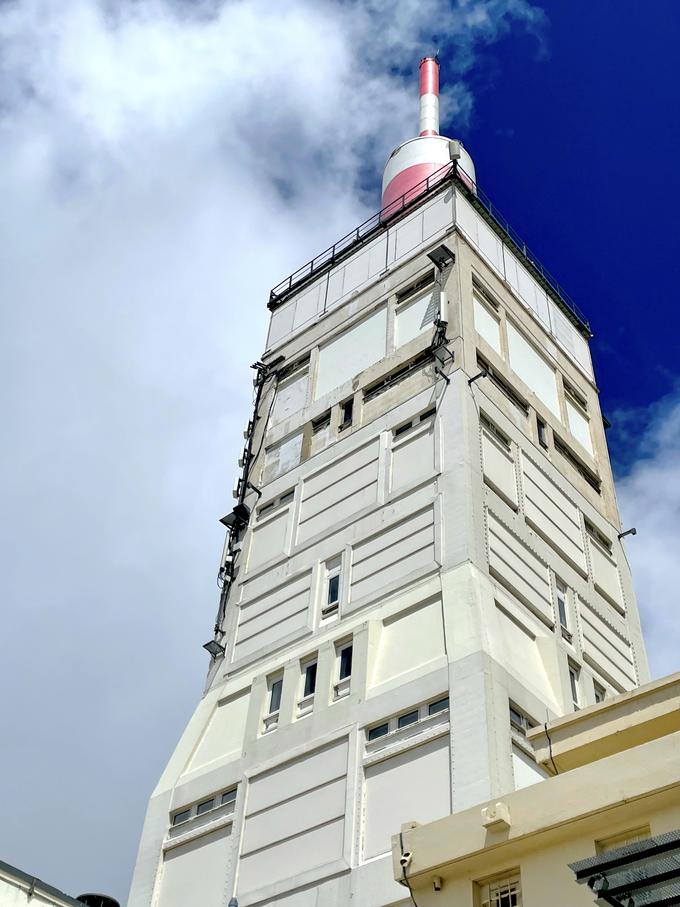 Od leta 1960 na vrhu Mont Ventouxa stoji 50-metrski telekomunikacijski stolp. | Foto: Gregor Pavšič