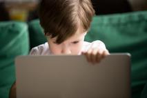 otrok pred računalnikom, otrok, internet, računalnik