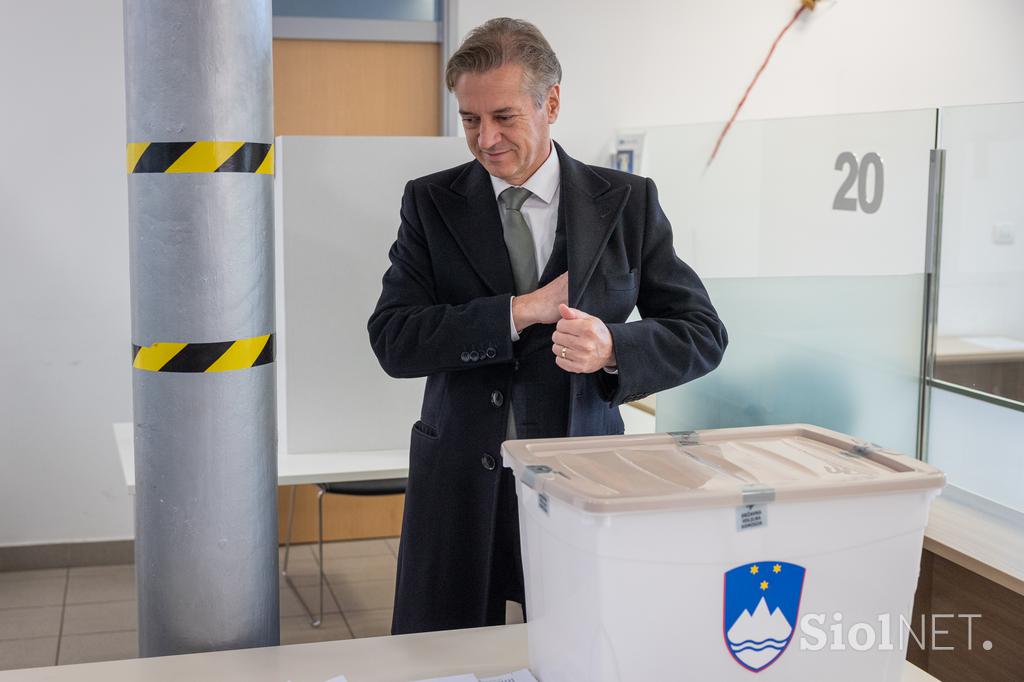 Premier Robert Golob in Tina Gaber Golob na predčasnem glasovanju pred referendumom o zakonu o pomoči pri prostovoljnem končanju življenja.