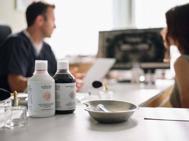 V kliniki MAHA vse svoje izdelke testirajo sami z meritvami biomarkerjev pred jemanjem in po njem. "Le tako lahko potrdimo, da se snovi res absorbirajo. Naša prehranska dopolnila dosegajo približno 90-odstotno absorpcijo," poudarja dr. Perko. | Foto: arhiv naročnika