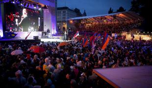 Evrovizija na prostem: glasni Srbi in Rusi na VIP-tribuni