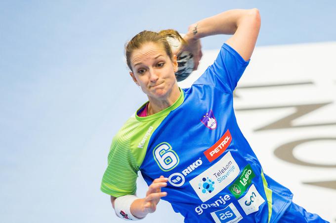 "Prvi cilj je zagotovo uvrstitev v drugi del prvenstva in mislim, da bi bil to velik uspeh," o željah v Franciji pravi kapetanka Ana Gros. | Foto: Žiga Zupan/Sportida
