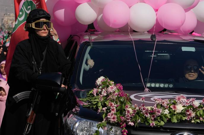 Iranska revolucionarna garda | Iranska revolucionarna garda je bila ustanovljena kot islamski revoluciji ideološko zvesta vojska. Skupaj s paravojsko basidž, ki zatira proteste prebivalstva v državi, po nekaterih ocenah šteje več kot milijon ljudi pod orožjem. Na fotografiji: oborožena pripadnica paravojske basidž. | Foto Guliverimage