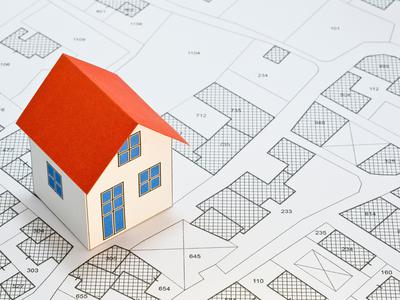 Overjen sporazum ni dovolj: brez vpisa v zemljiško knjigo služnosti ni #pravni nasvet