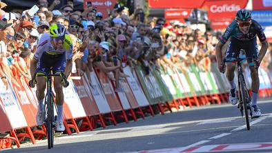 Roglič nasmejan, Kuss vse bolj navajen