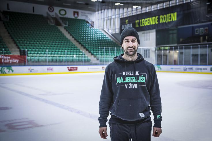 Družina Petan je zelo športna. Oče Franc, po katerem Alex nosi srednje ime, je bil zapriseženi nogometaš, tudi mama je igrala nogomet in bejzbol. Z bratom Nicom sta dolga leta igrala tako nogomet kot hokej, na koncu pa oba postala profesionalna hokejista. | Foto: Ana Kovač