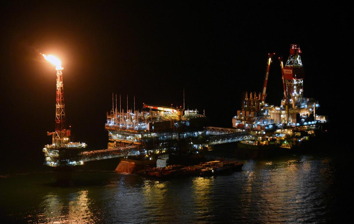 Naftna ploščad | Ukrajinske sile so zadele naftno ploščad Filanovski, ki je v lasti ruskega naftnega podjetja Lukoil. | Foto Profimedia