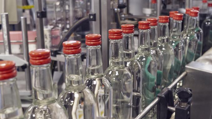 Trgovci opažajo povečano prodajo alkohola. Predvsem kupci posegajo po manjših embalažah, od 0,01 do 0,02 litra.  | Foto: Getty Images