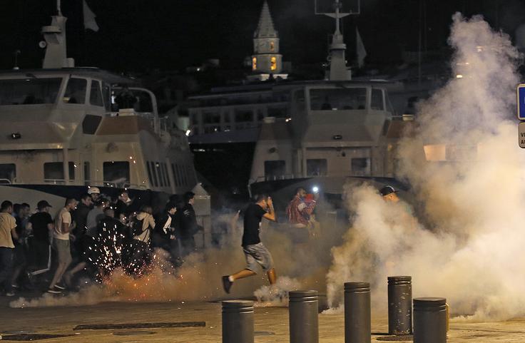 Francoska policija je morala po tekmi med Rusijo in Anglijo posredovati tudi v pristanišču v Marseillu. | Foto: 