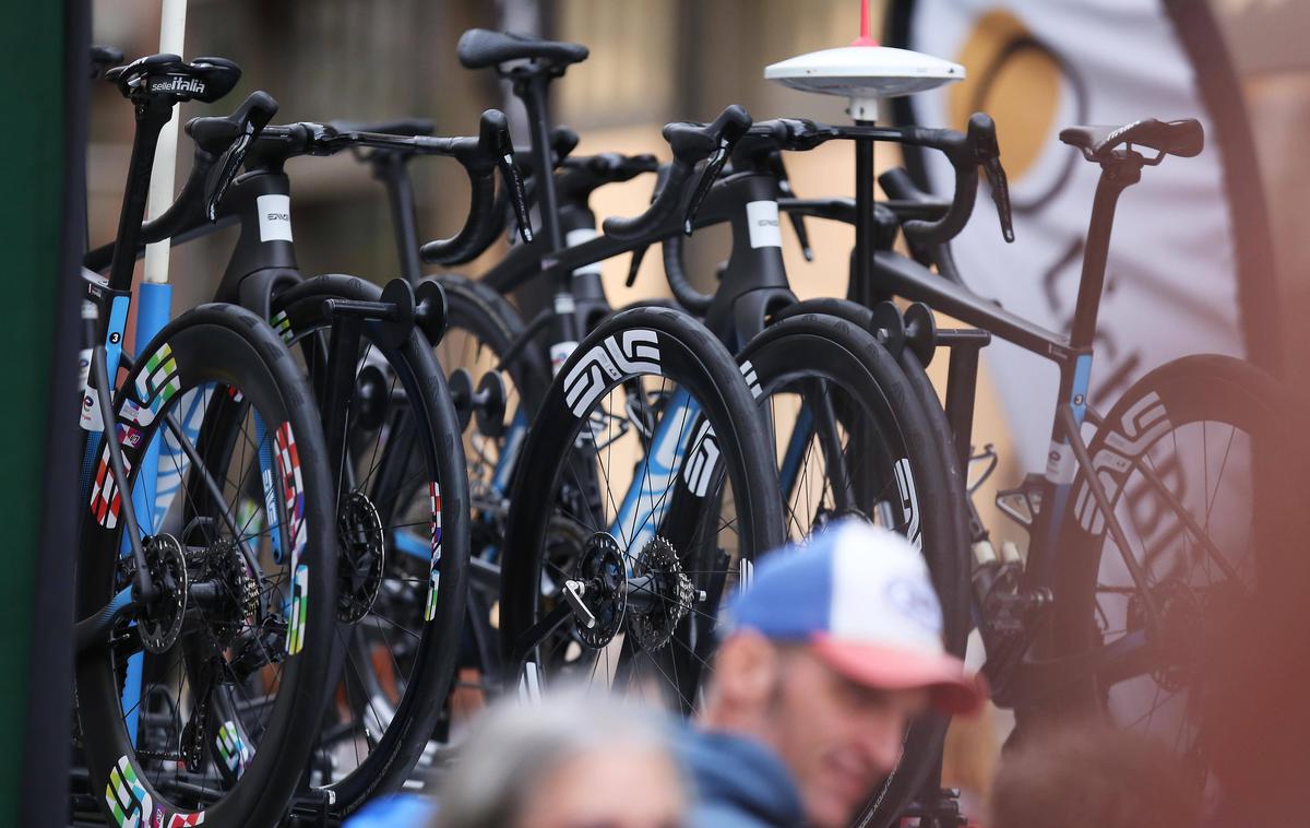 TotalEnergies kolesa | Kolesarski ekipi TotalEnergiers so ponoči ukradli kar 20 dragocenik dirkalnih koles. | Foto Guliverimage