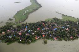 V Indiji poplave zahtevale več kot 400 žrtev