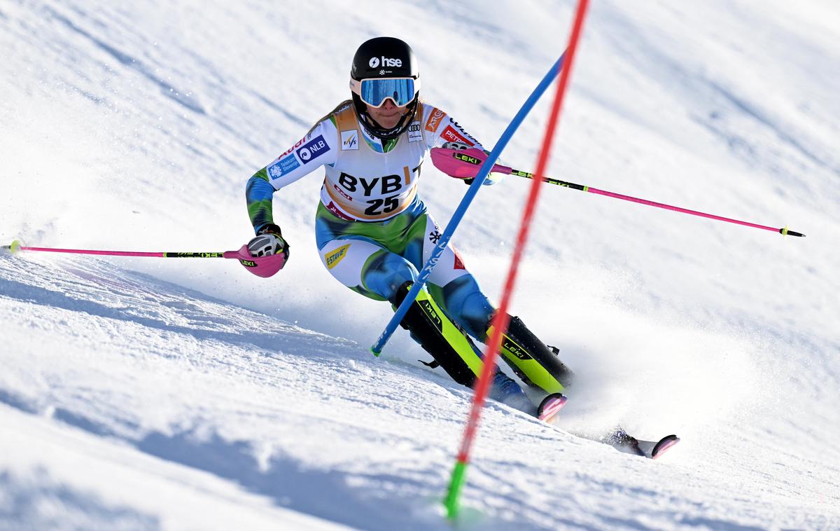Gurgl  Ana Bucik Jogan | Mikaela Shiffrin je v cilj prve vožnje prišla 31 stotink pred Laro Colturi. | Foto Reuters