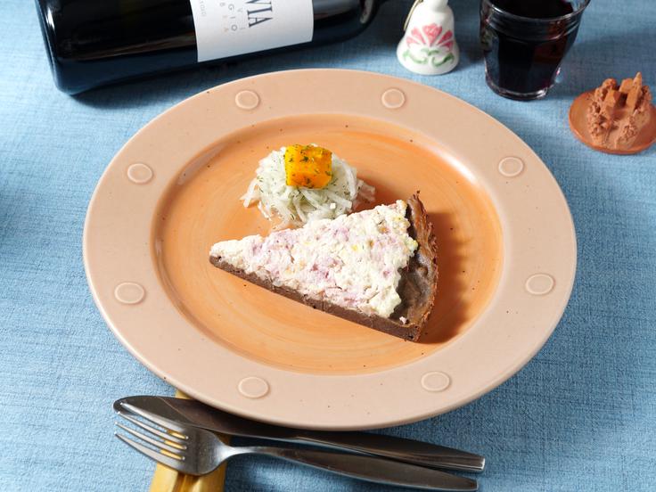 Jedi, ki jih Igor Leiler ponuja v svoji restavraciji Pikapolonca: na krožniku zlivanka s kislo repo. | Foto: osebni arhiv Igor Leiler