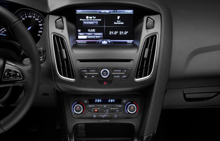 Ford focus - advertorial Ko se vaš Focus ustavi pri semaforju ali v koloni, lahko sistem Auto Start-Stop samodejno ustavi motor (še vedno pa dobavlja energijo pomembnejšim napravam, kot so klimatska naprava, radio in Ford SYNC). Ko ste pripravljeni nadaljevati vožnjo, samo pritisnite sklopko, izberite prvo prestavo kot običajno in sistem se bo ponovno zagnal. Sistem Auto Start-Stop je zlasti učinkovit v mestih in na mestnih ulicah. | Foto: Ford