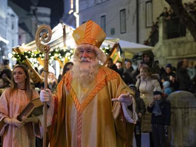Med otroke prihaja Miklavž, še več krajev bo zasijalo v praznični razsvetljavi