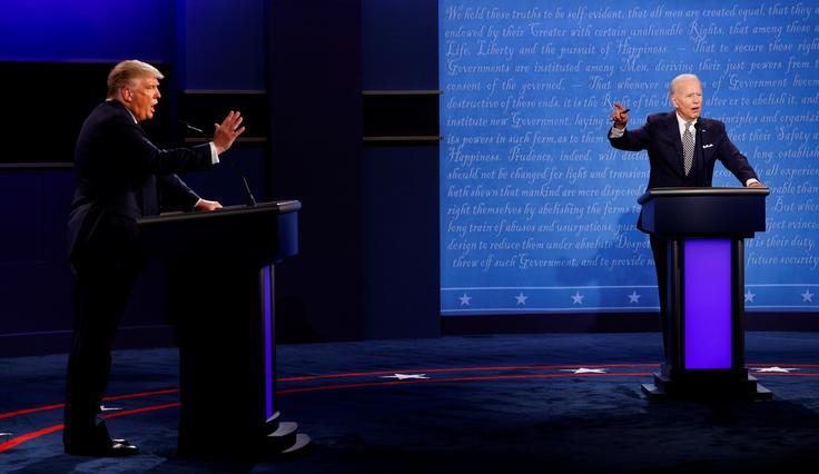 Soočenje Donalda Trumpa in Joeja Bidna Biden se je 29. septembra prvič soočil s Trumpom. Njuna televizijska debata se je zlasti zaradi Trumpa, ki je vedno skakal Bidnu v besedo, spremenila v popolno zmedo. Na trenutke sta bila videti kot dva nergava, prepirljiva starčka, takšna, kot sta ju pred leti v filmih Stare sablje in Stare sablje 2 (Grumpy old men in Grumpier old men) upodobila Jack Lemmon in Walter Matthau. Trumpova okužba s korono je za oba dvorezen meč. Zaradi okužbe se Trump ne bo mogel izogniti vprašanjem glede pandemije covid-19, ki je zanj zaradi velikega števila mrtvih v ZDA politično zelo neprijetna tema, kar gre v korist Bidnu. A težava za Bidna bo, če bo Trump v primeru hitre in uspešne ozdravitve okrepil svojo priljubljenost, tako kot je to v Braziliji uspelo Jairu Bolsonaru, ki se je prav tako okužil z virusom in ga uspešno prebolel. Nekatere ankete, ki so jih opravili po Trumpovi okužbi, sicer kažejo, da je Biden povečal prednost pred Trumpom. | Foto: Reuters