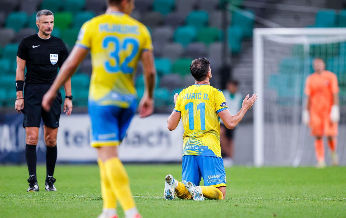 Olimpija Koper Deni Jurić | Deni Jurić je v sodnikovem podaljšku opazil, da stoji vratar Olimpije izven svojih vrat, nato je sledila nogometna poezija za največje sladokusce! | Foto Aleš Fevžer
