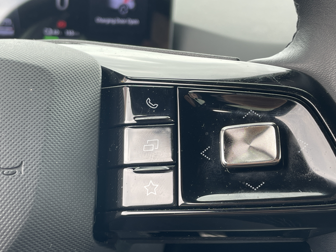 Na volanu sta dva gumba za hiter dostop do funkcij kot je klimatska naprava. Načeloma je fizičnih gumbov v MG4 premalo. | Foto: Gregor Pavšič