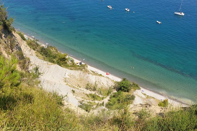 Belvedere plaža obala morje | Državna volilna komisija (DVK) je za glasovanje na referendumu o noveli zakona o vodah prejela več kot 5300 vlog. | Foto Metka Prezelj