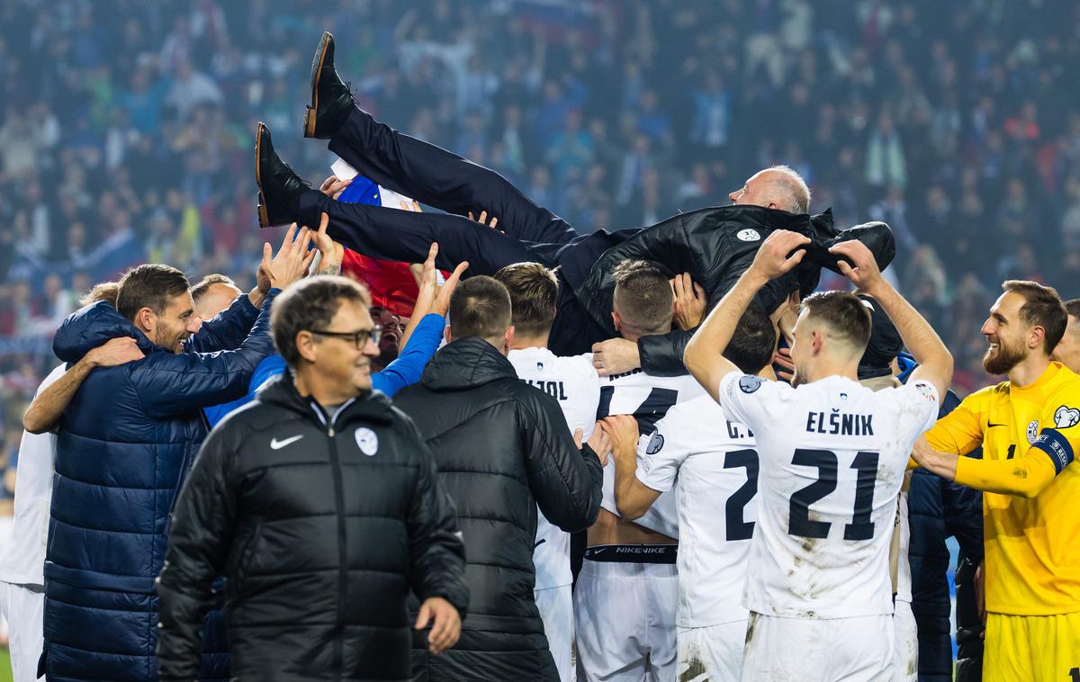 Slovenija Radenko Mijatović | Predsednik Radenko Mijatović se je po koncu uspešnih kvalifikacij za Euro 2024 znašel na rokah igralcev. Le nekaj dni pred zmago nad Kazahstanom je praznoval 60. rojstni dan. | Foto www.alesfevzer.com