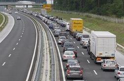 Na štajerski avtocesti zaradi razlitega goriva zaprt vozni pas
