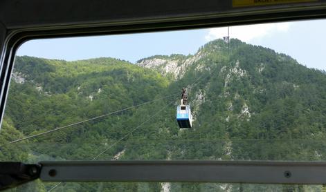 Poškodba vlečne vrvi: nihalka na Veliko planino zaustavljena