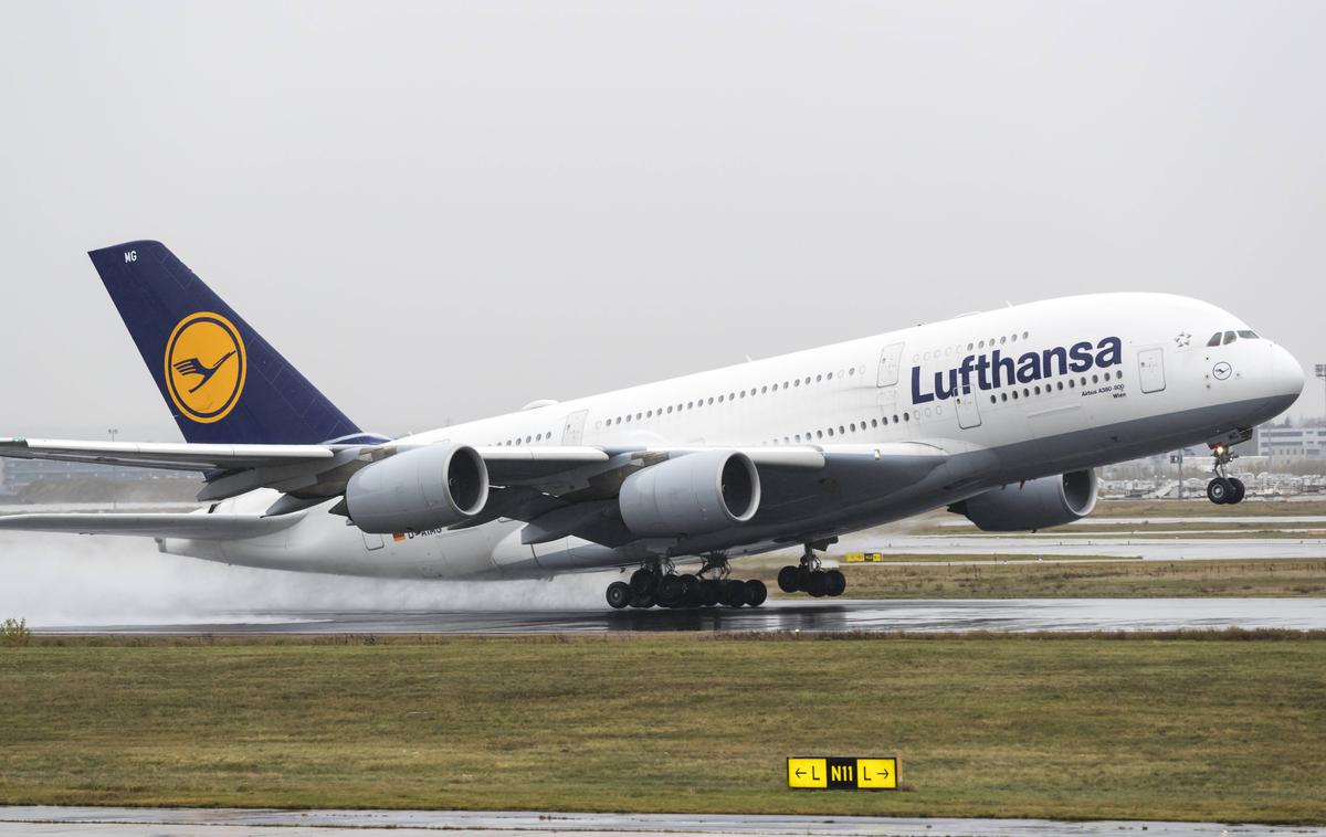Lufthansa airbus A380 | Lufthansa ima v Španiji in Franciji parkiranih osem airbusov A380. Koliko jih bodo znova aktivirali, danes še ni znano, a z njimi želijo ublažiti naval potnikov ter preprečiti ponovitev trenutne situacije, ko morajo zaradi pomanjkanja pilotov odpovedovati lete. | Foto Guliver Image