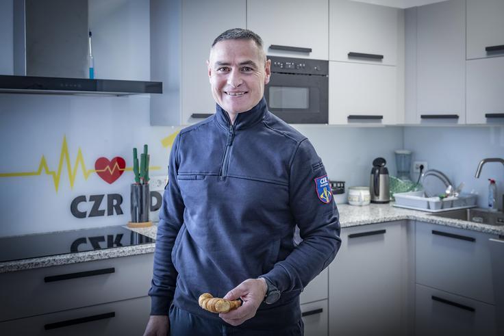 Ob našem obisku je že dišalo s skupne kuhinje, kjer je vsak dan eden od sodelavcev zadolžen za pripravo kosila. "Če ne drugje, se tukaj naučiš kuhati," se pošali Marjan Bolhar. | Foto: Ana Kovač