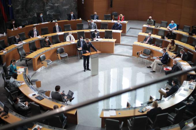 Poslanci v DZ razpravljajo o predlogu ustavne obtožbe Janeza Janše.  | Foto: STA ,