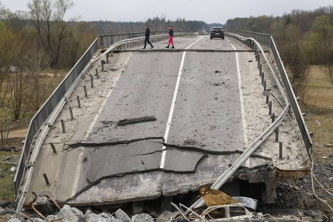 Potem ko je Rusiji postalo jasno, da ji Ukrajine ne bo uspelo v nekaj dneh spraviti na kolena, je začela načrtno uničevati ukrajinsko infrastrukturo oziroma komunikacije (mostove in železniške proge) in zaloge goriva. S tem želi gospodarsko oslabiti Ukrajino, kratkoročno pa otežiti premike ukrajinskih sil in dovoz zahodnega orožja na bojišča. Na fotografiji: uničen most v regiji Žitomir v osrednji Ukrajini. | Foto: Guliverimage/Vladimir Fedorenko