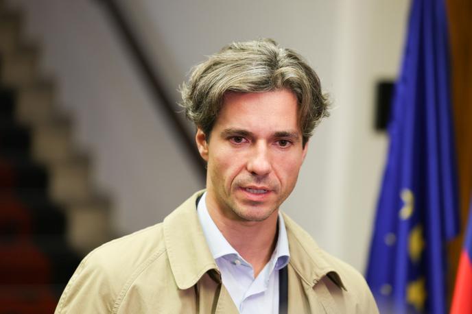 Protestni shod Novo mesto | Državnemu zboru predlagajo, da poslanci po obravnavani interpelaciji ministru izrečejo nezaupnico. | Foto Bojan Puhek