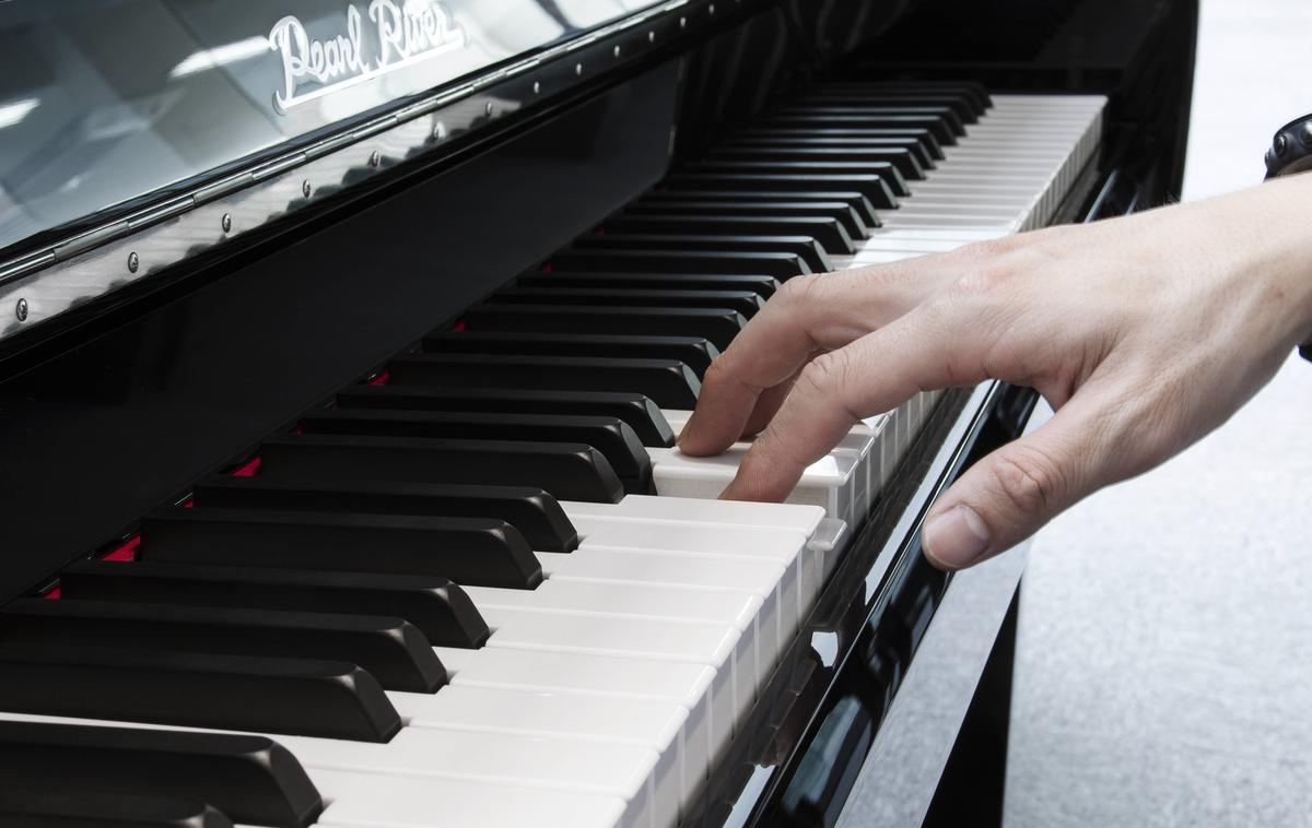 Igranje klavirja | V Društvu klavirskih pedagogov Slovenije pozivajo zakonodajalca, da v zakonu natančno opredeli, da je igranje akustičnih instrumentov podnevi dovoljeno. Fotografija je simbolična. | Foto Guliverimage