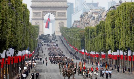 V Parizu ob državnem prazniku pripravili veličastno vojaško parado #foto