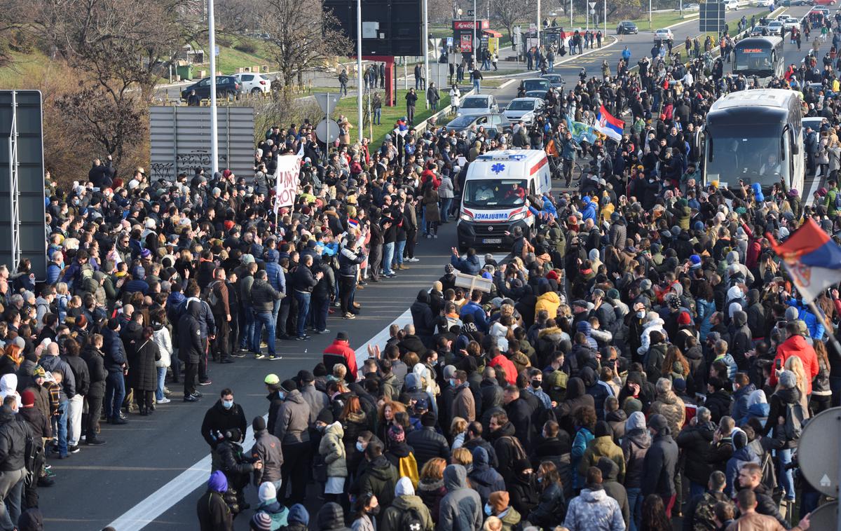 Srbija | Aleksandar Vučić je skušal protestnike umiriti tudi z obljubo o referendumu glede projekta. | Foto Reuters