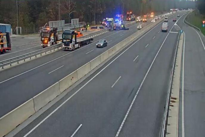 Zaradi prometne nesreče zaprt vozni pas na štajerski avtocesti