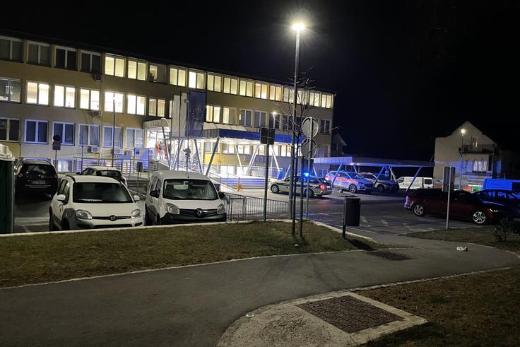 Včerajšnja policijska intervencija pred zdravstvenim domom v Žalcu. | Foto: Bralec