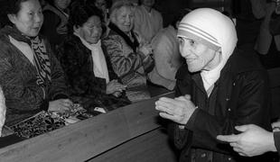Papež razglasil mater Terezo za svetnico