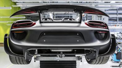 Porsche z elektriko izziva Teslo: 500 kilometrov dosega in ostra konjenica
